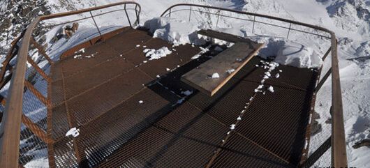 钢格栅板铺设观景台