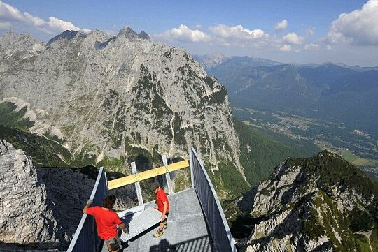 观景台在搭建钢格栅板