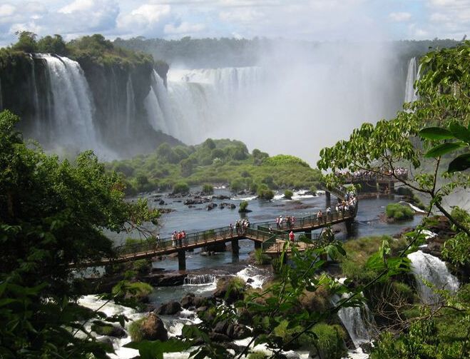 瀑布窄桥栏杆是钢格栅板制作的