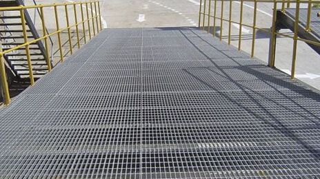 停车场下坡采用钢格板